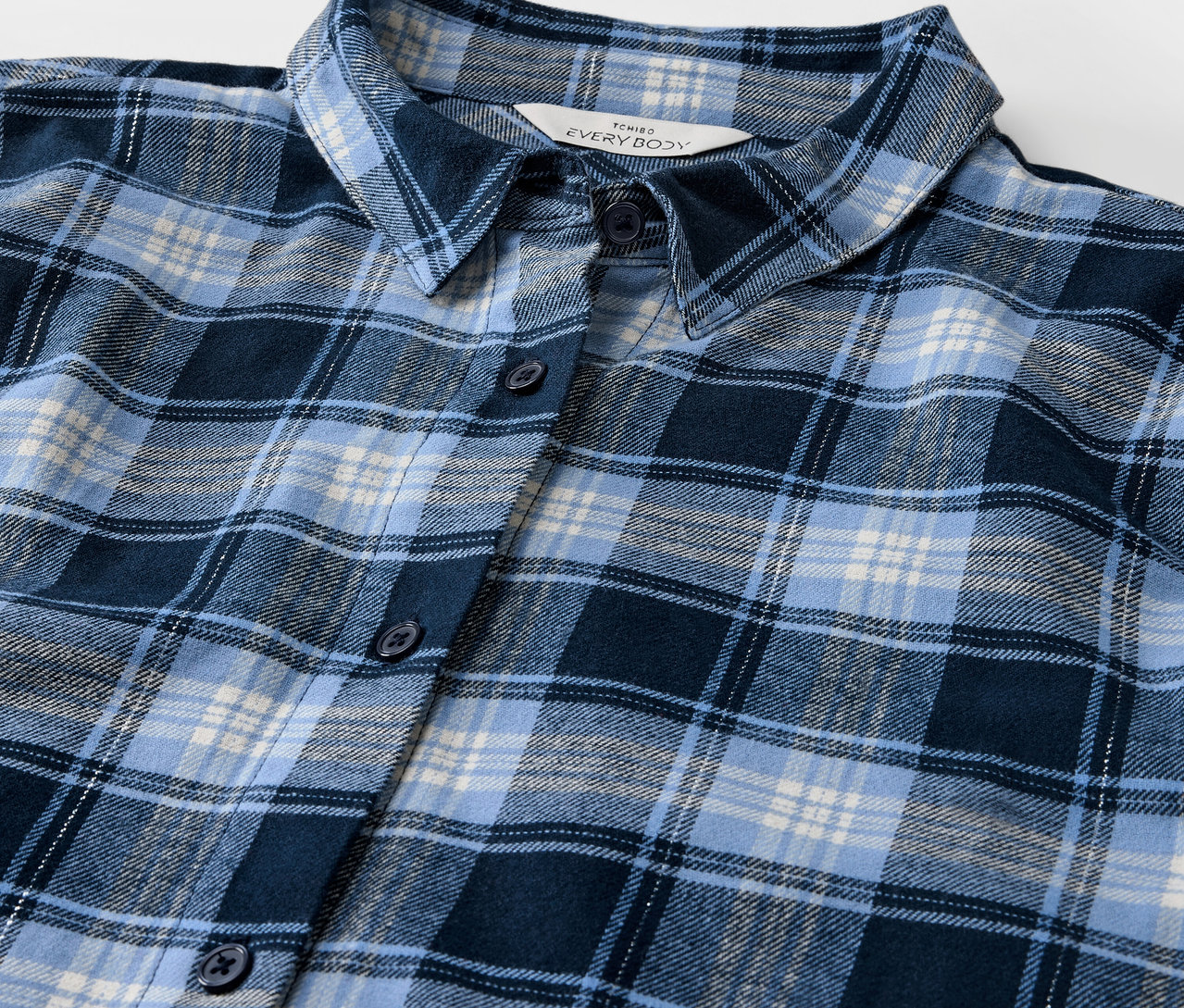 Gros plan d'une chemise à carreaux bleus.