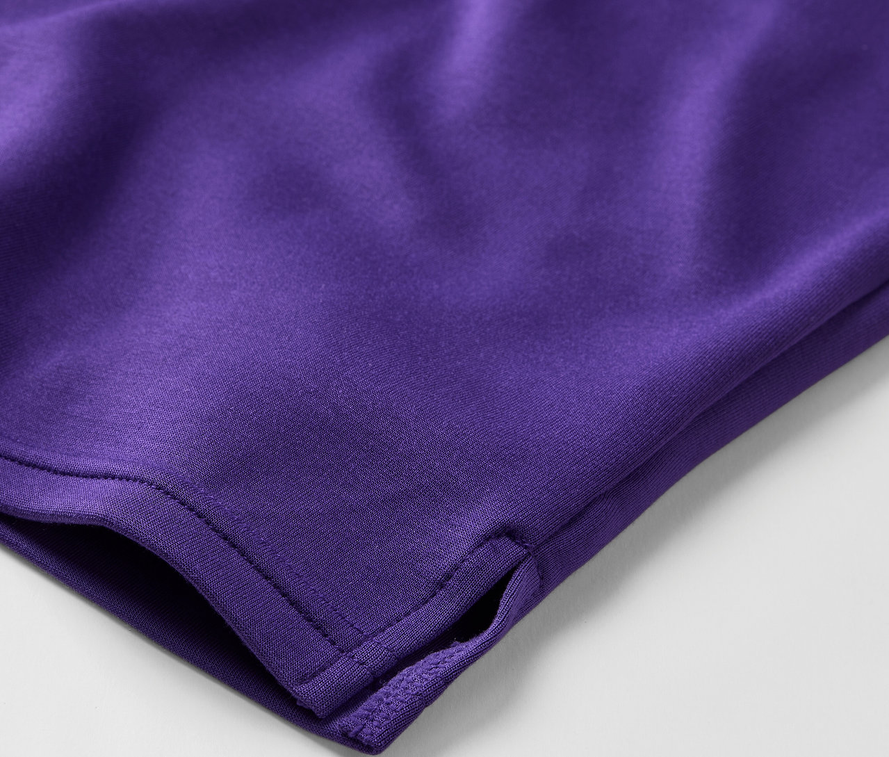 Vue détaillée d'un sweat à capuche violet en mélange modal.