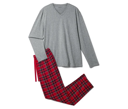 Un pyjama gris à manches longues et un pantalon à carreaux sont posés sur un fond blanc.