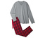 Un pyjama gris à manches longues et un pantalon à carreaux sont posés sur un fond blanc.