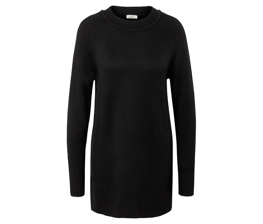 Pull noir tricoté à manches longues.