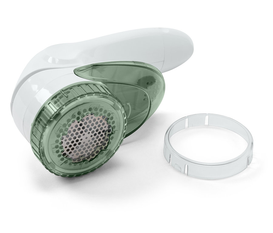 Un anti-bouloches blanc avec un embout vert transparent et un anneau en plastique transparent sur un fond blanc.