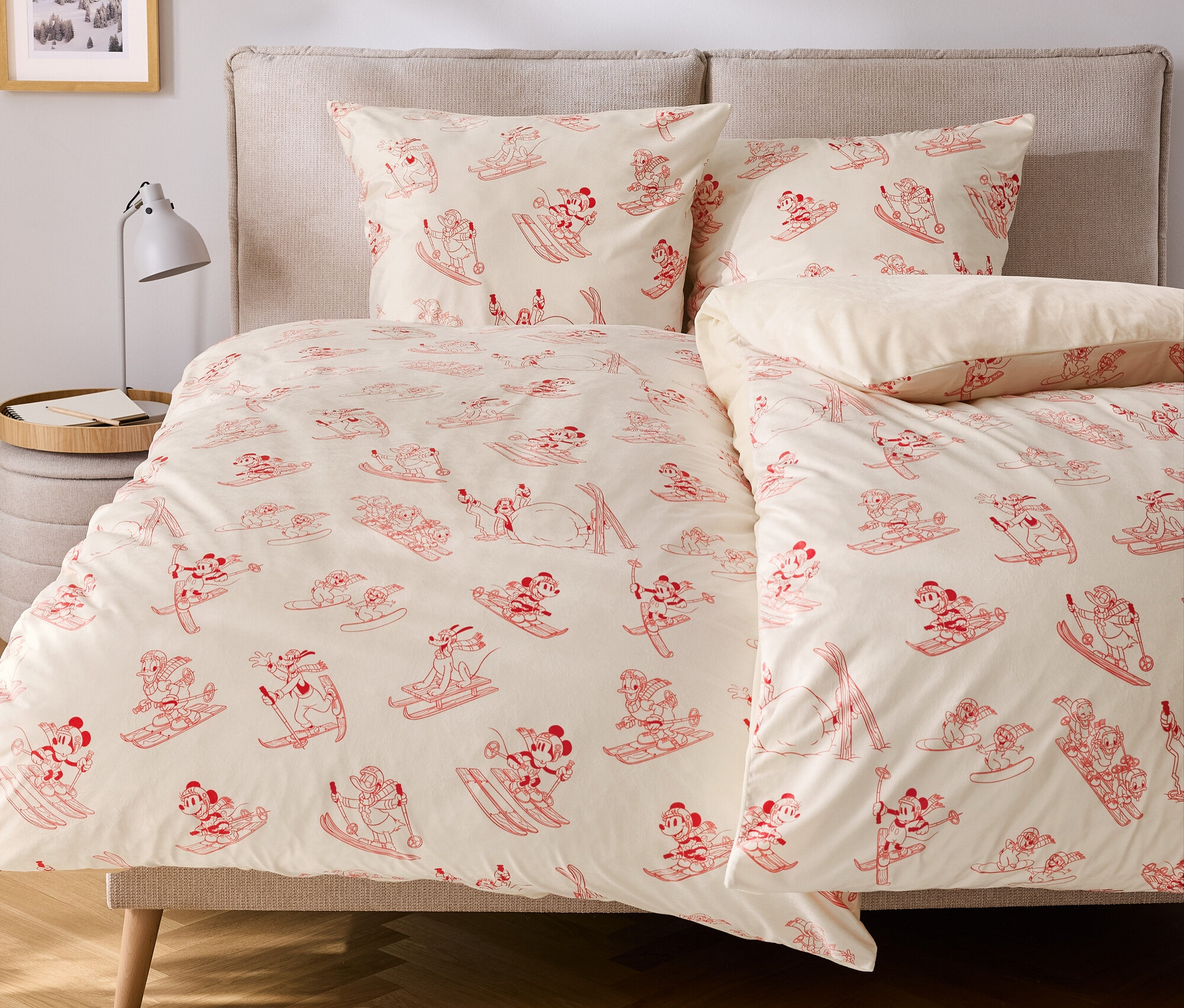 Linge de lit avec des illustrations rouges de Mickey Mouse faisant du ski.