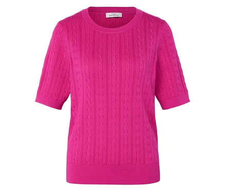 Un pull en tricot rose à manches courtes.