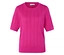 Un pull en tricot rose à manches courtes.
