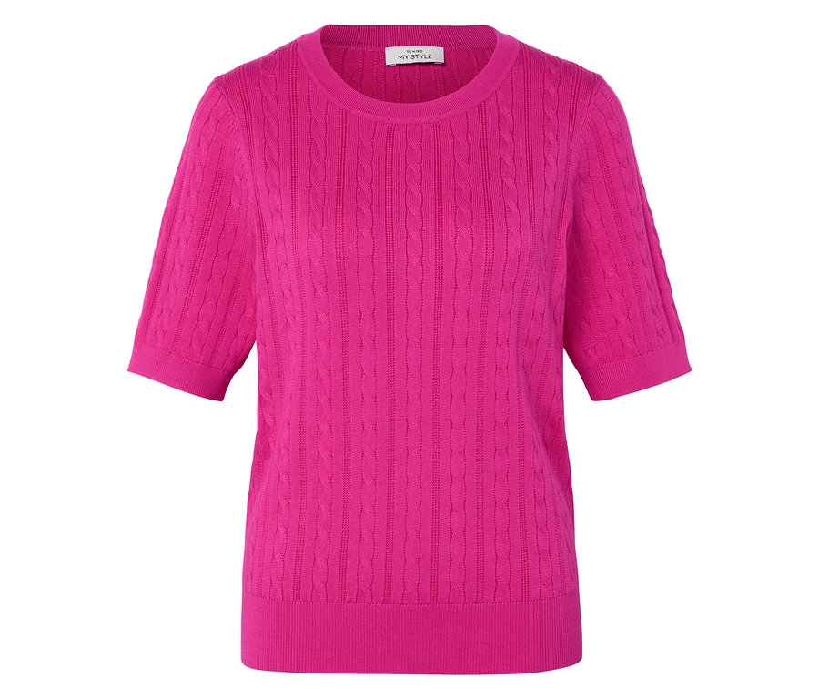 Un pull en tricot rose à manches courtes.