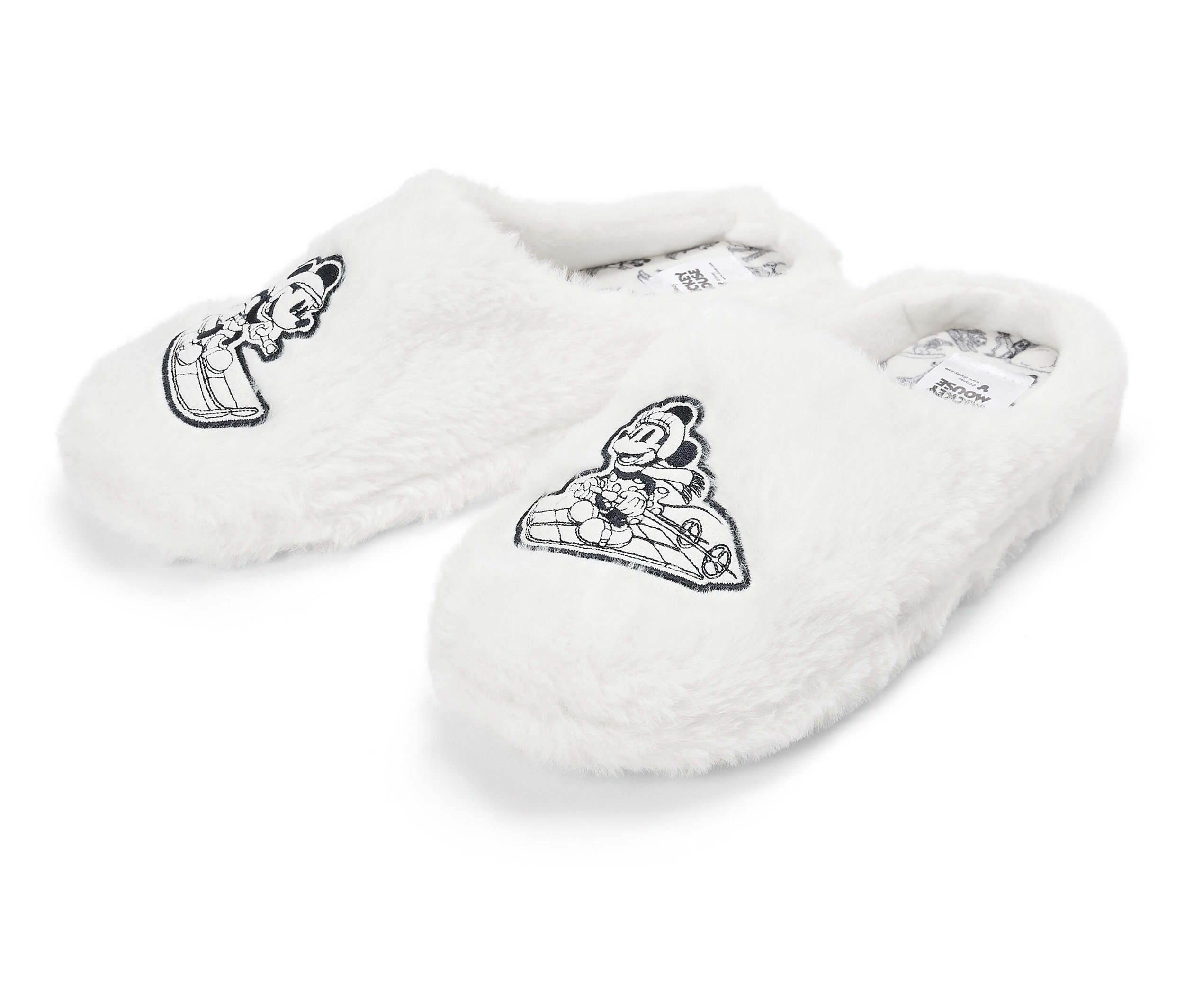 Deux chaussons blancs et duveteux avec un motif de dessin animé.