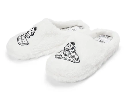 Deux chaussons blancs et duveteux avec un motif de dessin animé.