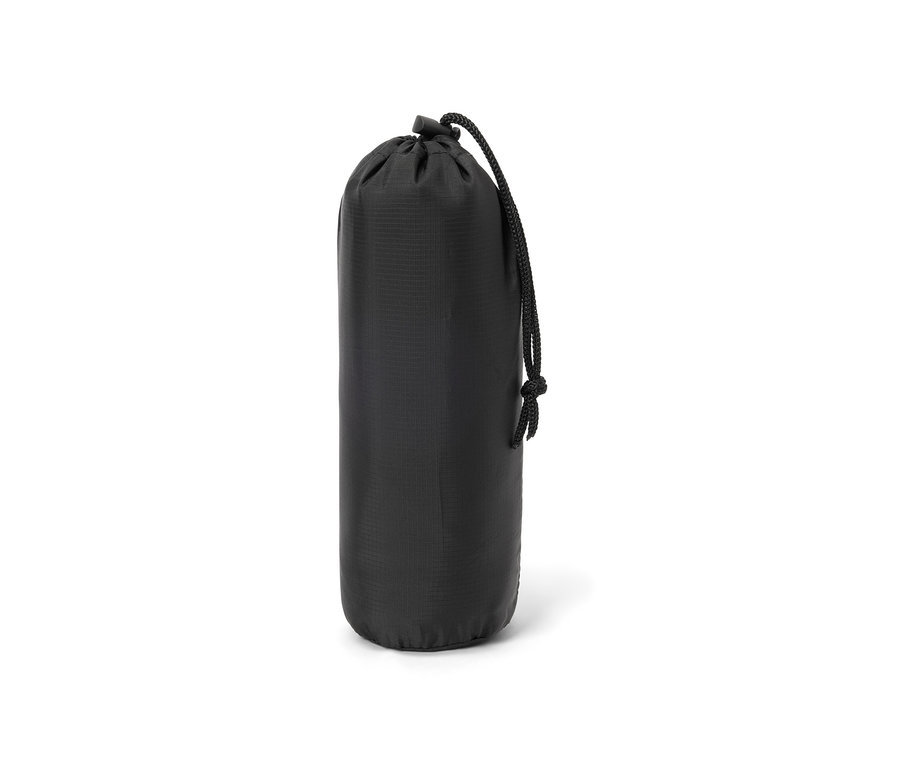 Un sac en tissu noir pour un drap de sac de couchage en soie avec cordon de serrage.