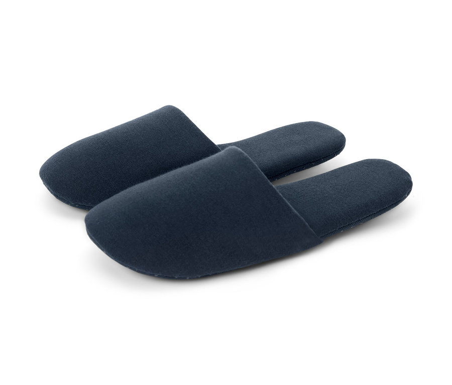 Deux pantoufles de voyage bleues.