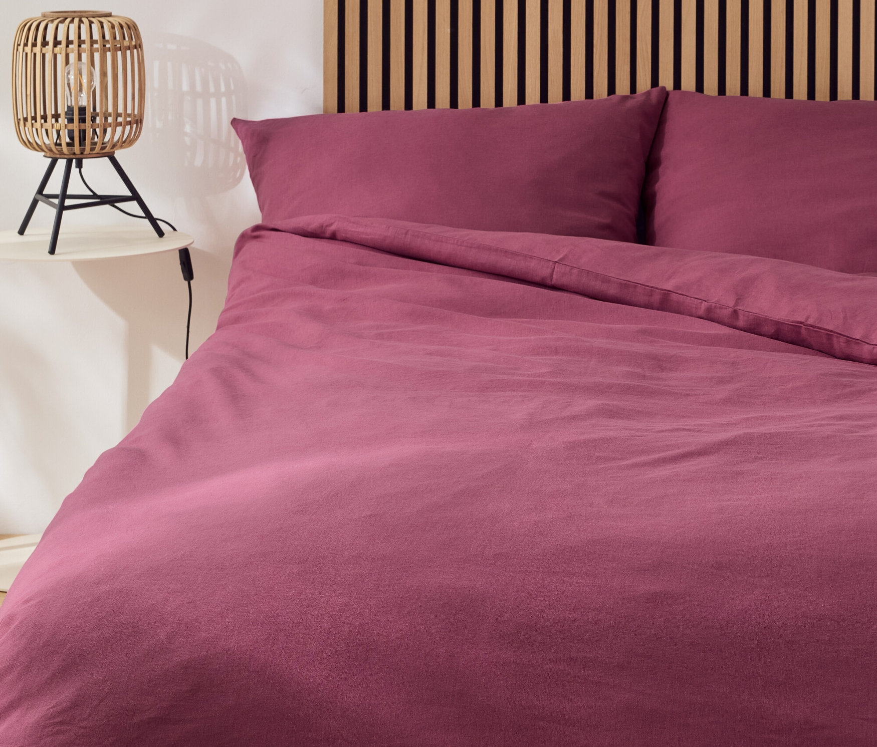 Lit violet avec parure de lit en tissu métis de taille normale et grande taille.