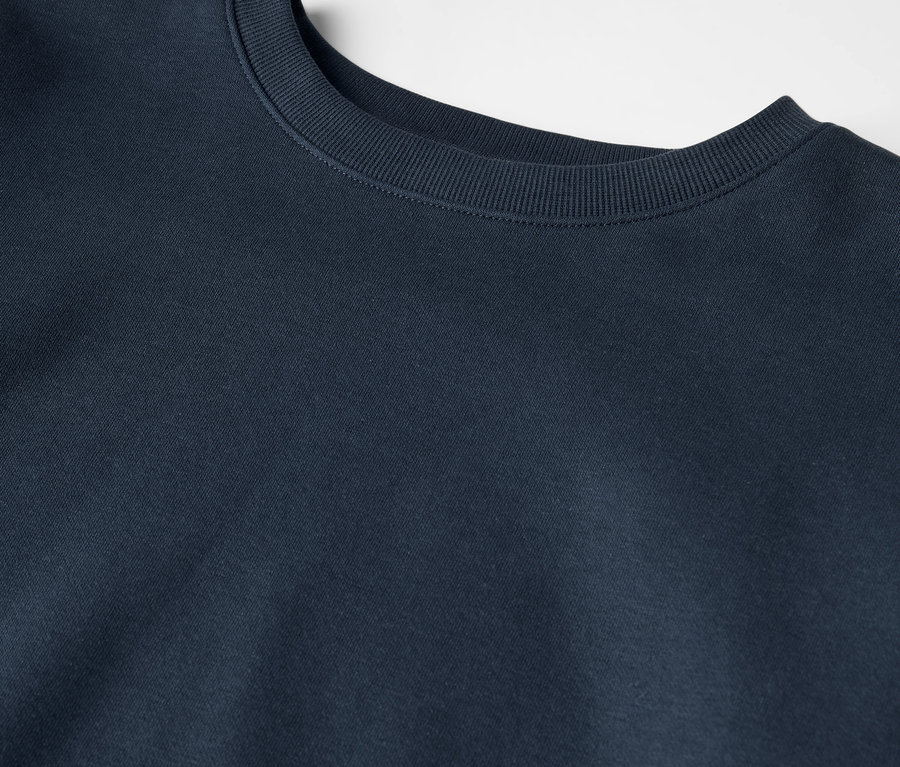 Gros plan sur un sweat-shirt enfant avec intérieur gratté.
