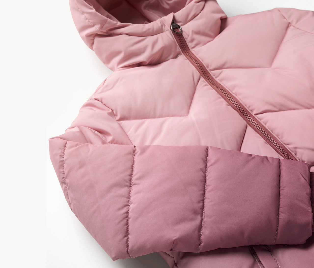 Gros plan sur un manteau thermique pour enfants en rose.