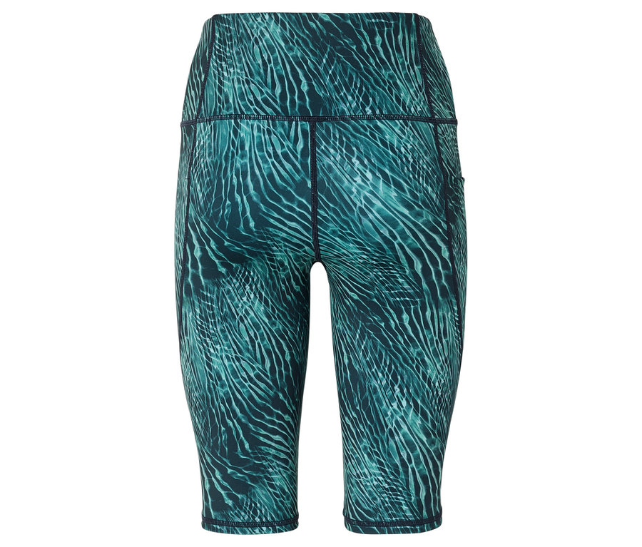Gros plan de l'arrière d'un legging vert à motifs arrivant au genou.