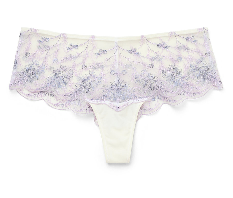 String couleur ivoire avec motif floral violet sur fond blanc.