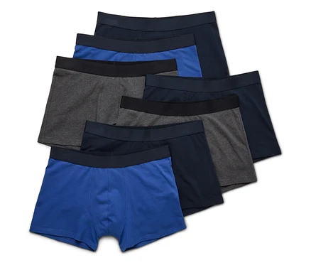 Plusieurs boxers dans les tons de bleu, gris et noir sont posés les uns sur les autres.