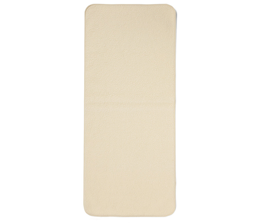 Un tapis de yoga en laine vierge est posé sur un fond blanc.