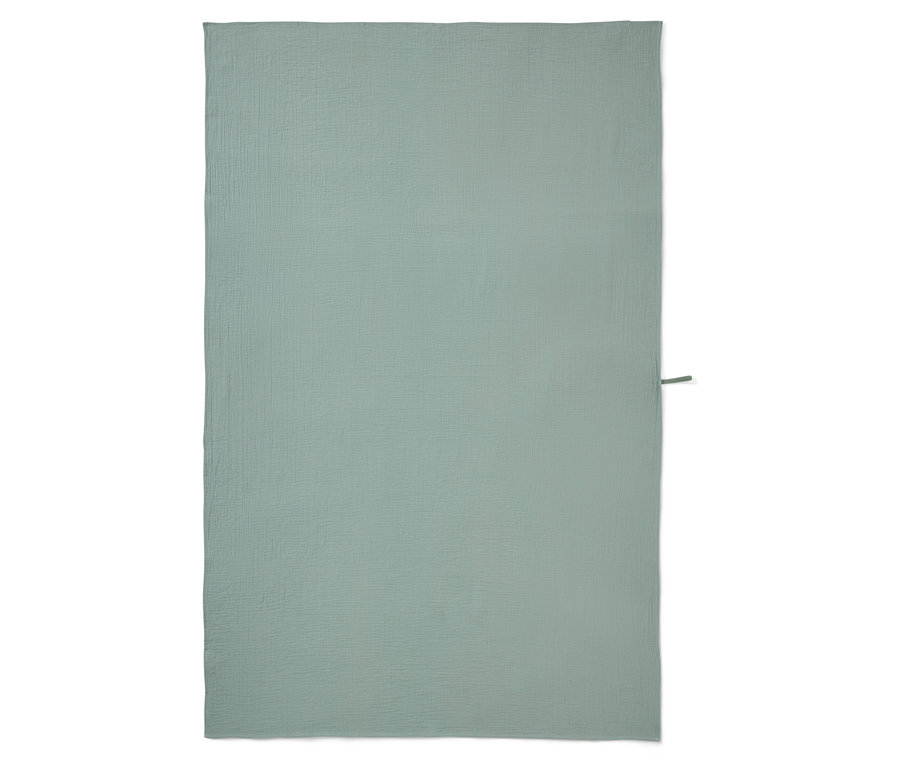 Un lange en mousseline bleu clair est posé à plat sur un fond blanc.