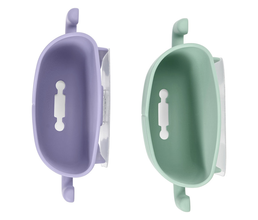 Deux récipients, un violet et un vert, suspendus à un mur.