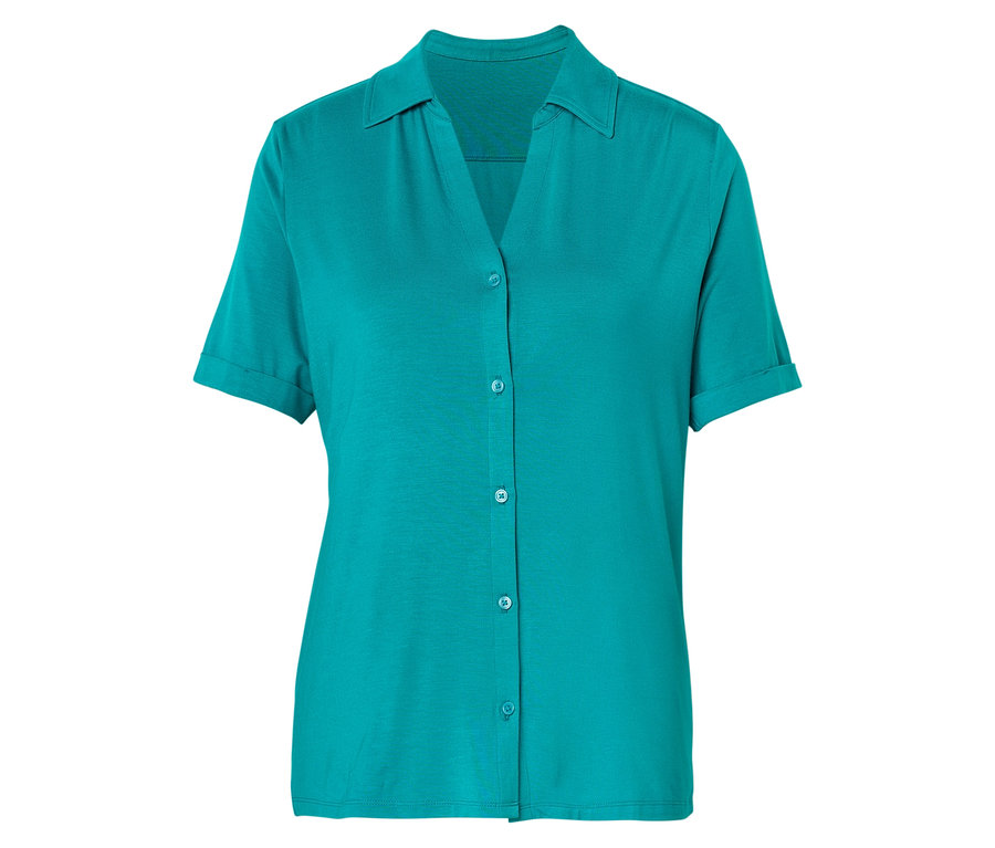 Une chemise turquoise à manches courtes, boutonnée et à col, posée sur un fond blanc.