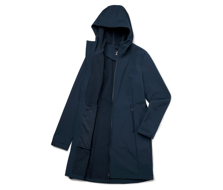 Un long imperméable bleu marine ouvert avec une capuche posé sur un fond blanc. La veste a une poche zippée.