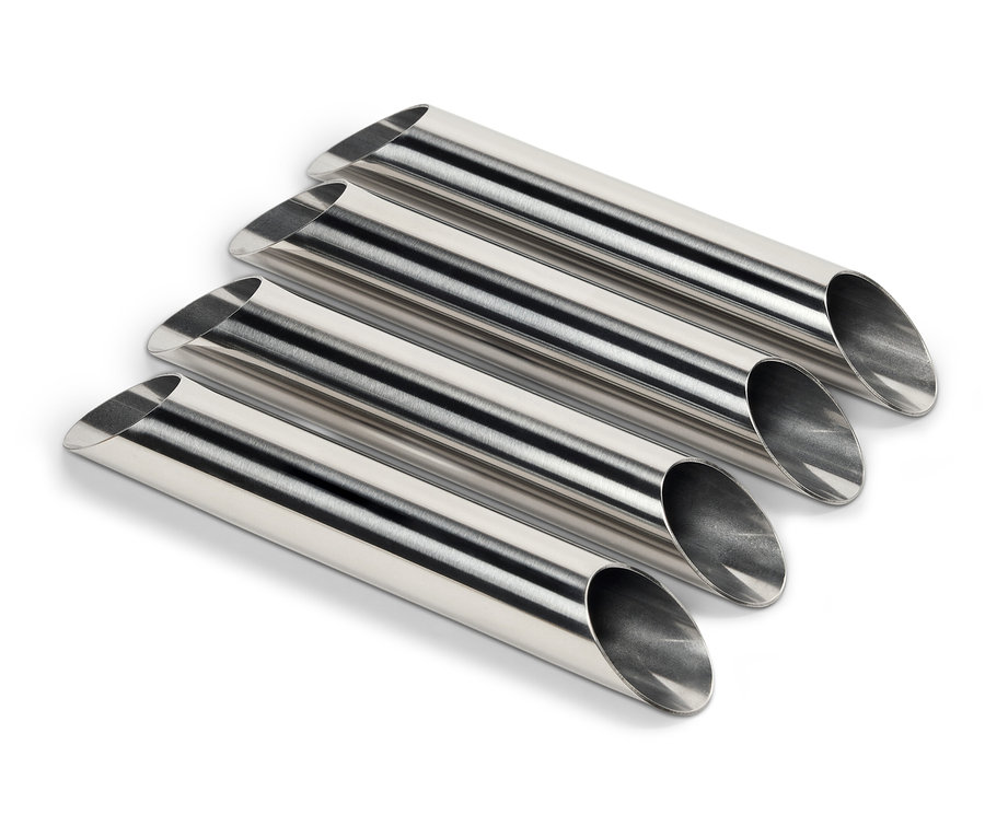 Quatre tubes métalliques argentés sont disposés parallèlement sur un fond blanc.