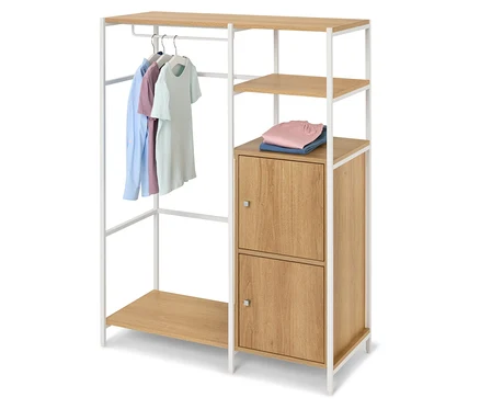 Porte-vêtements en bois clair et métal blanc avec des vêtements suspendus et des vêtements pliés sur une étagère.