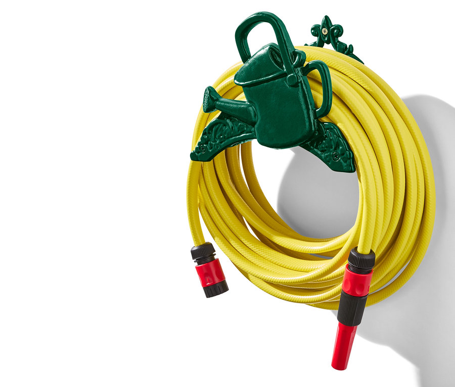 Tuyau d'arrosage jaune enroulé sur un support vert foncé en forme d'arrosoir.