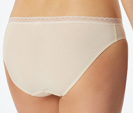 Vue de dos d'une personne portant un slip Rio SCHIESSER beige clair avec une bordure en dentelle à la taille.