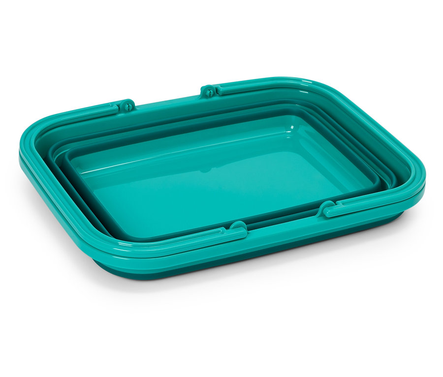 Un panier à linge pliable turquoise est posé sur un fond blanc.