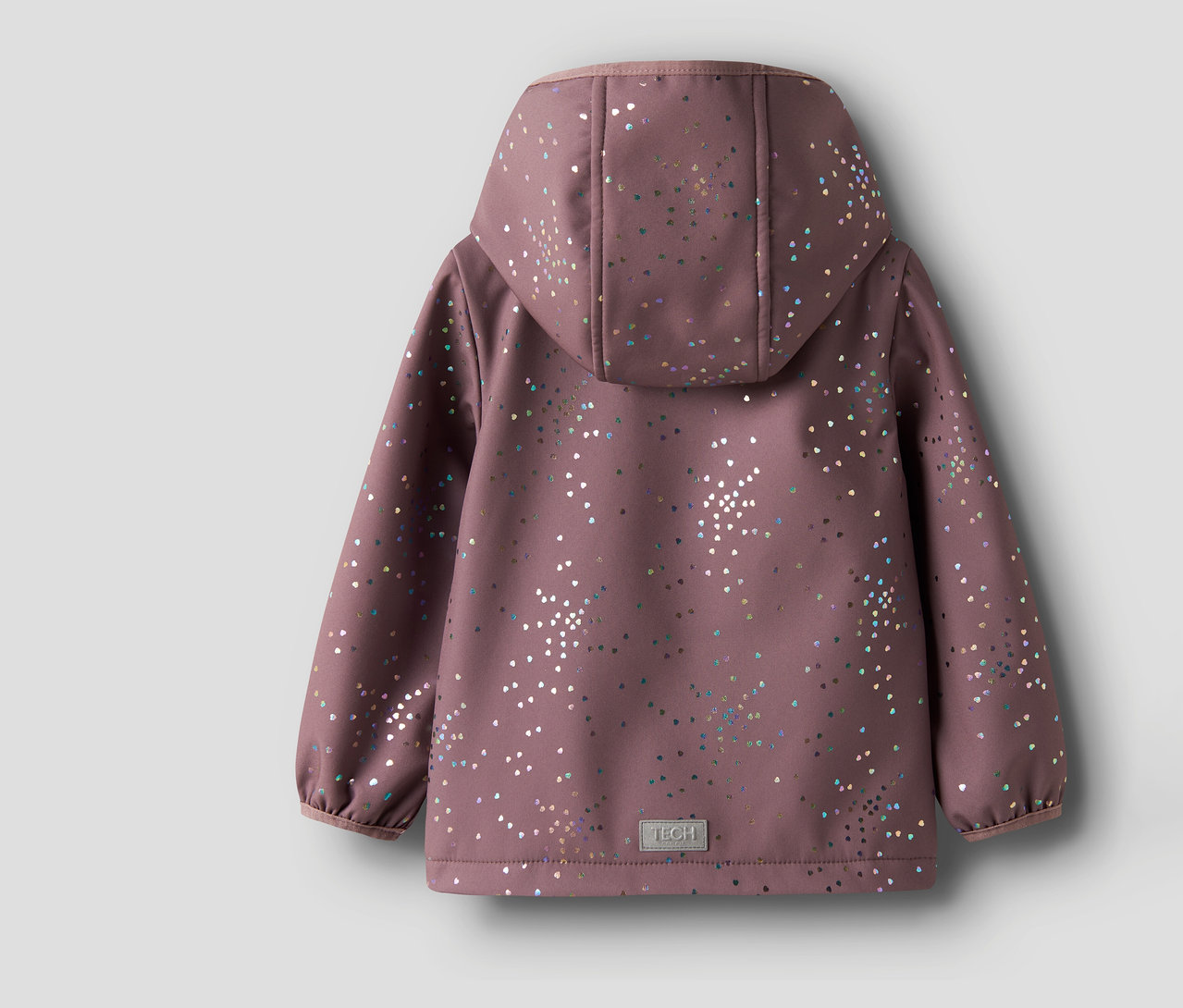 Vue arrière d'une veste softshell rose NAME IT avec capuche et petits cœurs colorés.