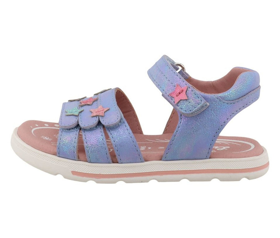 Une sandale pour fille LURCHI « Carin » bleue avec des brides irisées. Trois brides à l'avant sont décorées d'étoiles roses et bleu clair. Une bride de cheville a une étoile rose sur la fermeture velcro. La sandale a une semelle intérieure rose et une semelle blanche avec une bande rose.