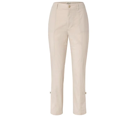 Pantalon en tissu beige avec jambe droite et boutons à l'ourlet.