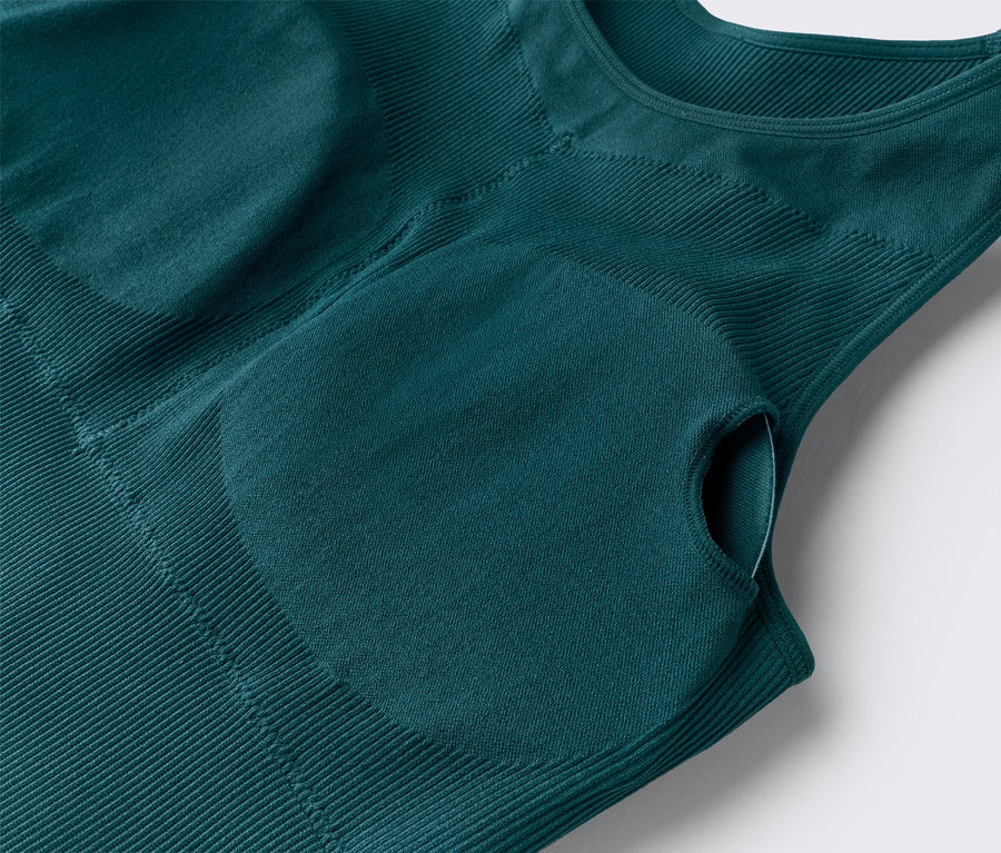 Gros plan sur un haut vert pour femme avec soutien-gorge intégré.