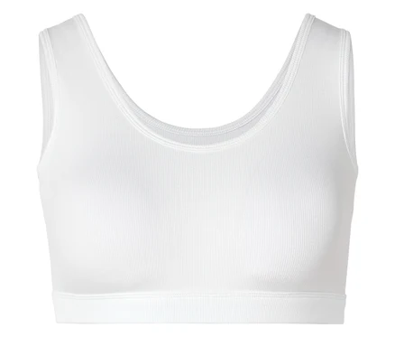 Haut de sport blanc côtelé avec encolure en U et larges bretelles sur fond blanc.