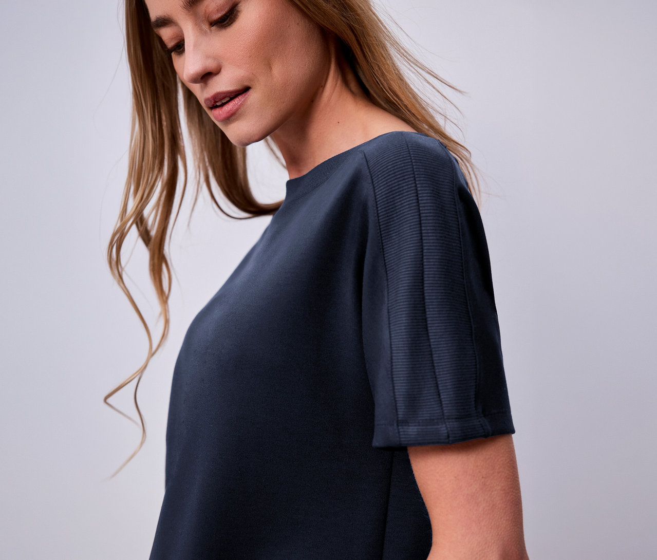 Femme portant une chemise à manches courtes Street One, bleu marine.