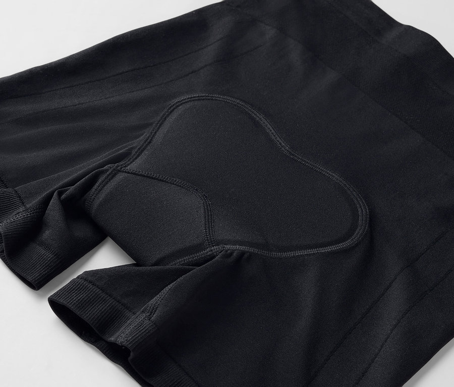 Gros plan d'un short de cyclisme noir avec rembourrage.