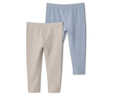 Gros plan sur deux leggings côtelés, un beige et un bleu.