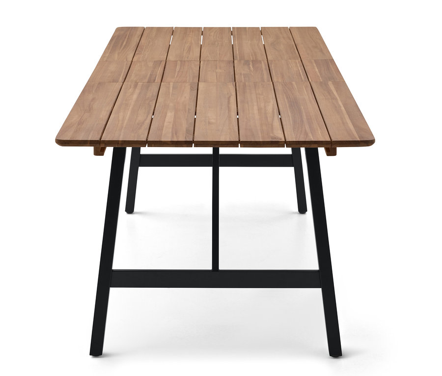 Gros plan d'une table rectangulaire en bois avec des pieds en métal noir sur fond blanc.