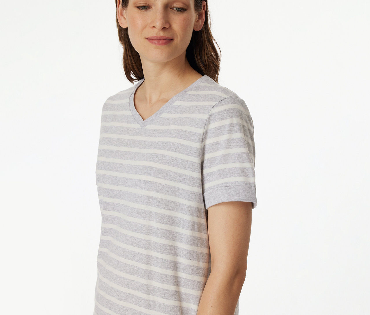 Femme portant un pyjama 3/4 rayé SCHIESSER.