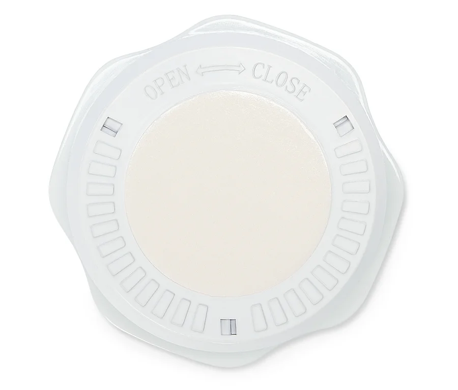 Vue de dessus d'un récipient rond blanc avec les inscriptions « Ouvrir » et « Fermer ».
