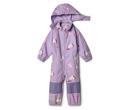 Une combinaison intégrale pour enfant violette à capuche avec motif de licorne sur fond blanc.