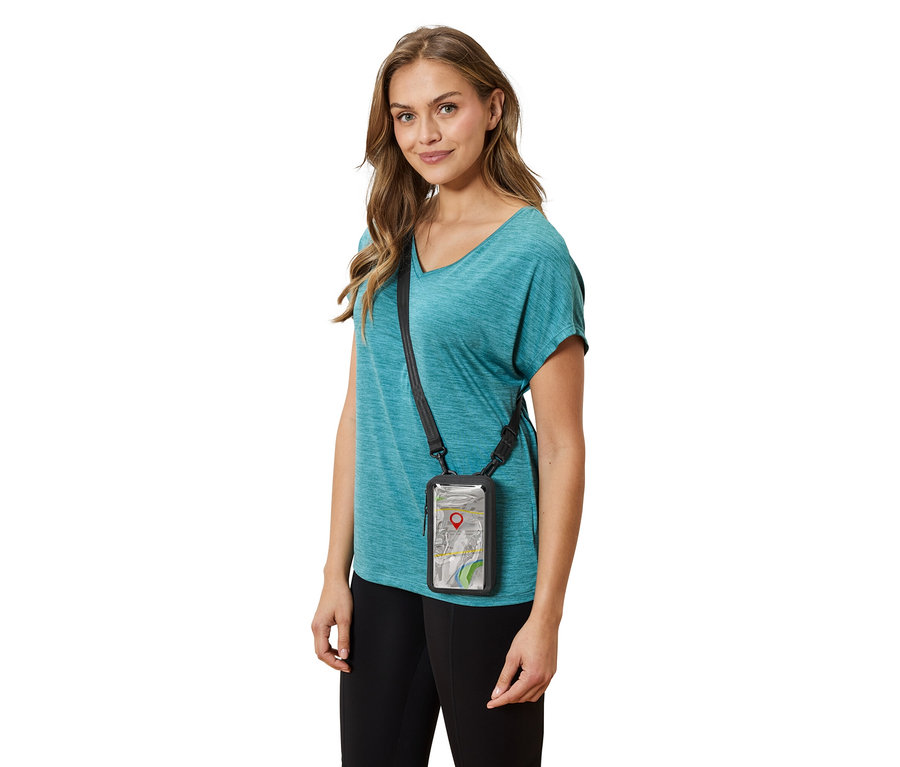 Une femme porte un étui à carte transparent avec une bandoulière noire autour du cou, un t-shirt bleu et un pantalon noir.