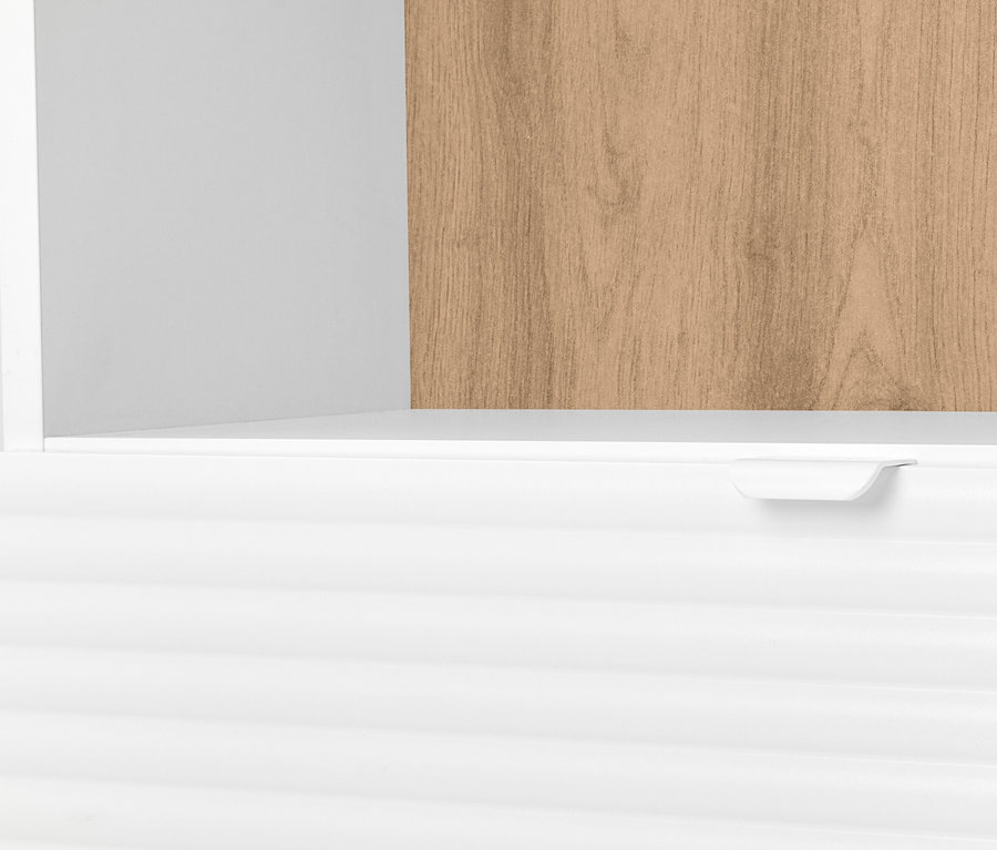 Vue détaillée d'une armoire blanche avec un tiroir et une étagère en bois.