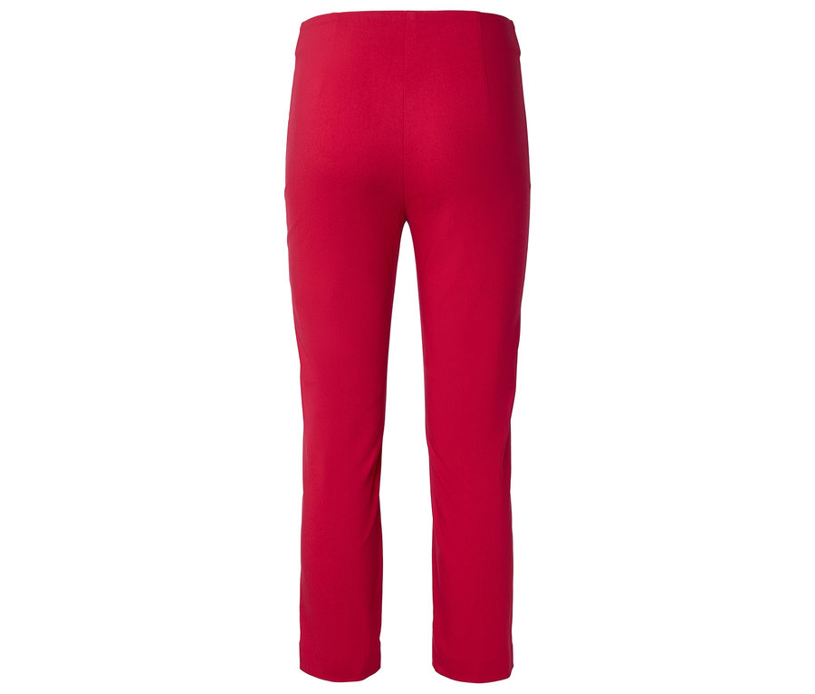 Pantalon en tissu rouge, photographié de dos.