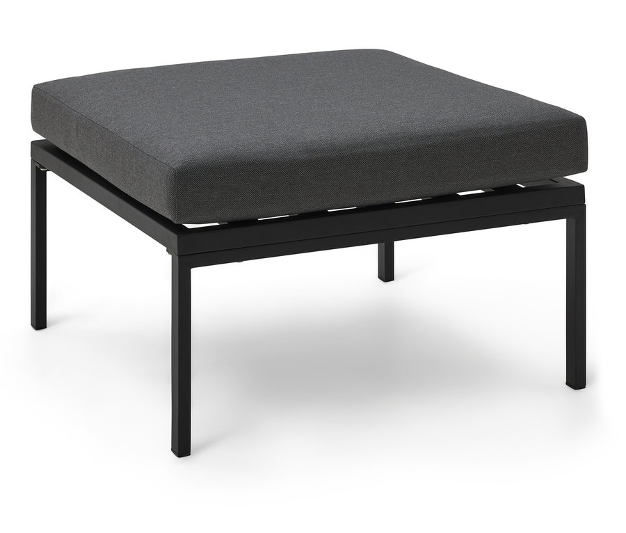 Un tabouret gris avec un cadre en métal noir se tenant sur un fond blanc.