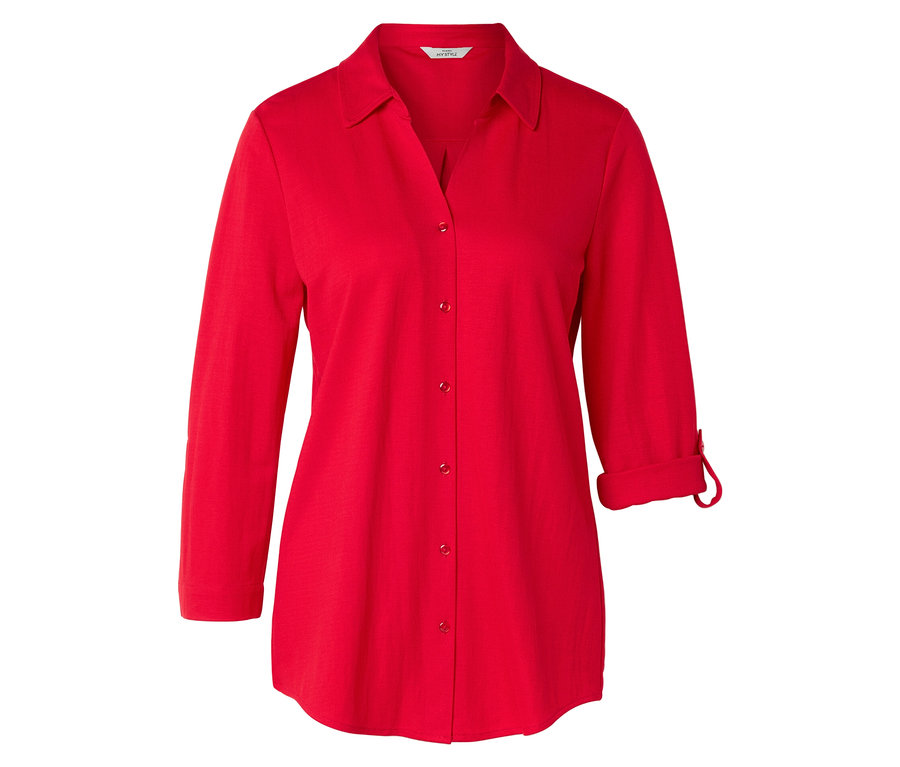 Chemise rouge à manches longues avec col et boutons.