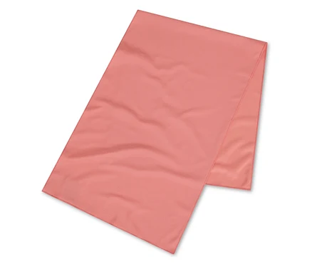 Une serviette corail pliée sur une surface blanche.