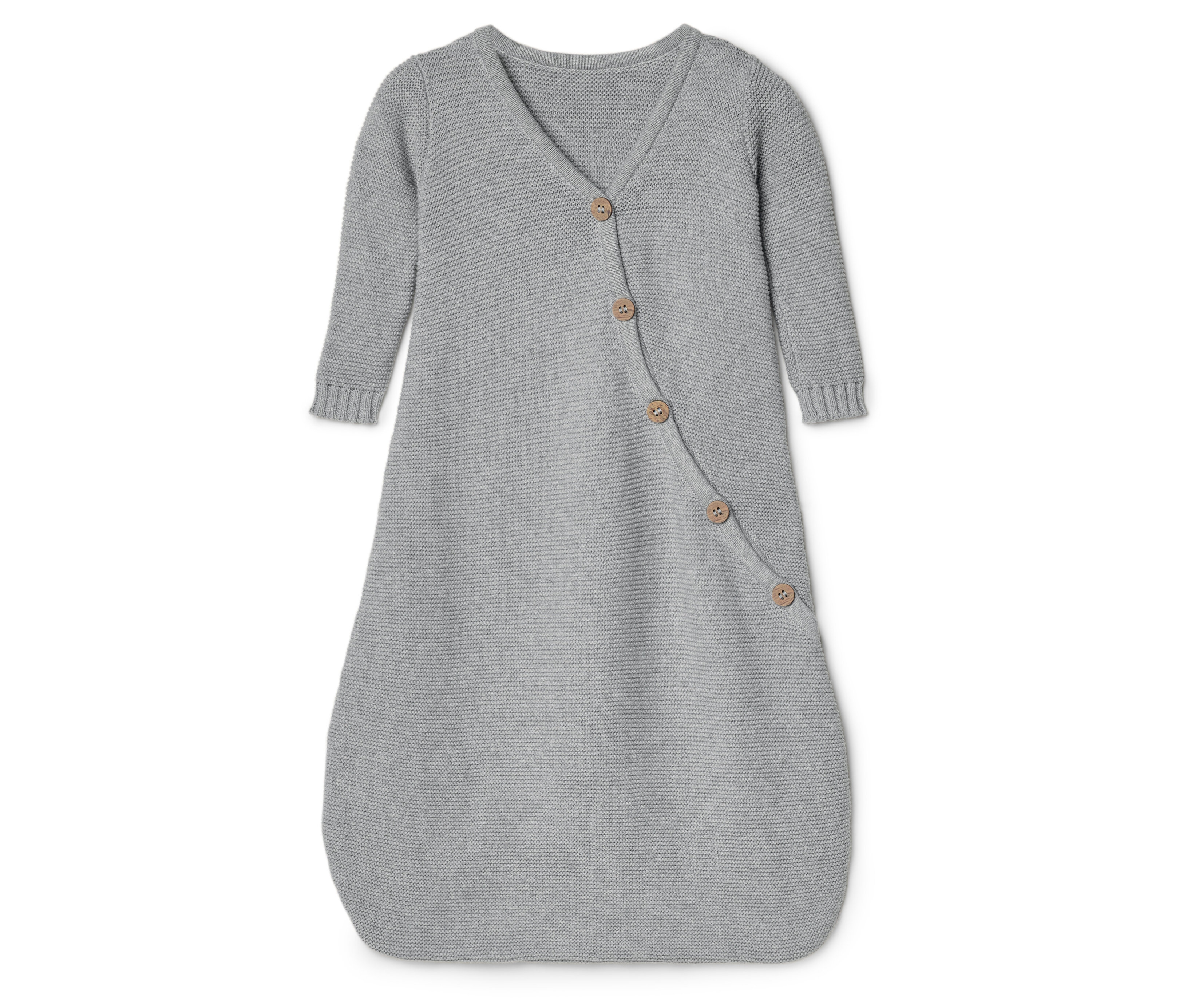 Une douillette pour bébé en tricot gris avec des manches longues et une fermeture à boutons repose sur une surface blanche.