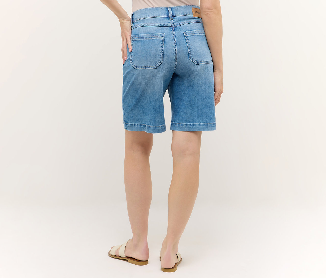Vue de dos d'une femme portant un short Angels Denim «
Lia Urban
», bleu et des sandales.